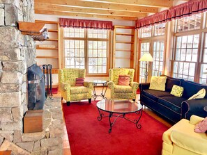 Casa Premier, 4 habitaciones, vistas al lago, junto al lago | Zona de estar | Una televisión LCD, una chimenea