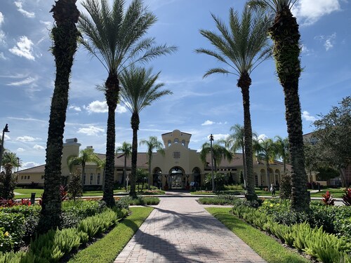 Upscale Stay: Minutes from Parks, Convention Center and attractions.