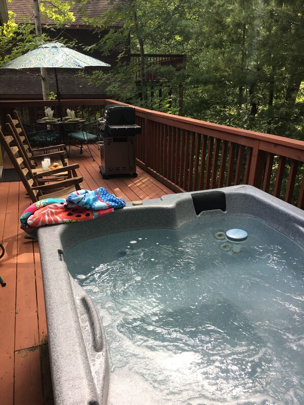 Outdoor spa tub - Brookstone Retreat: Your Tranquil Oasis in the Smokies (Pigeon Forge)