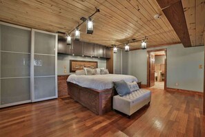 6 bedrooms, desk, WiFi, bed sheets - Massive May House w/swim spa, shared pool, sauna (Chattanooga)