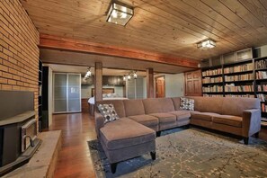 Interior - Massive May House w/swim spa, shared pool, sauna (Chattanooga)