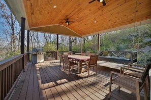 Outdoor dining - Massive May House w/swim spa, shared pool, sauna (Chattanooga)