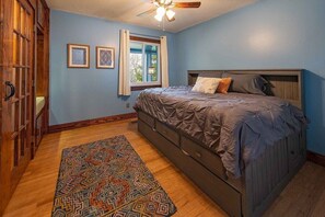 6 bedrooms, desk, WiFi, bed sheets