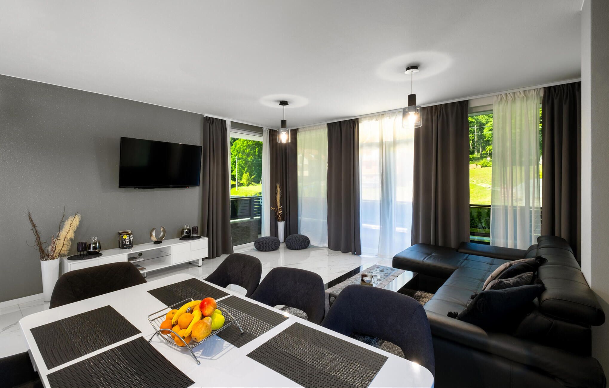 智能電視、足球機、乒乓球設施、音響