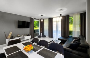 Smart TV, table football, ping pong, stereo