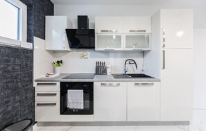Réfrigérateur, four à micro-ondes, un four, surface de cuisson