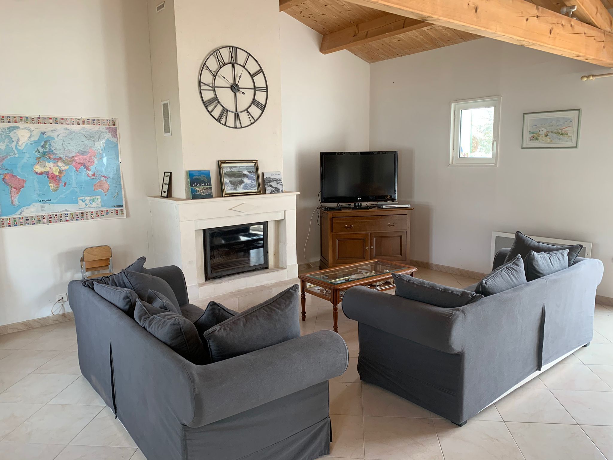 TV, fireplace, DVD player, books