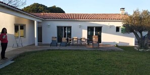 Outdoor dining - SINGLE-STOREY HOUSE WITH LARGE ENCLOSED GARDEN CLOSE TO THE BEACH FOR 6 PEOPLE (Le Bois-Plage-en-Ré)