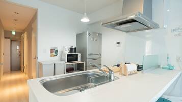 Fridge, microwave, stovetop, cookware/dishes/utensils