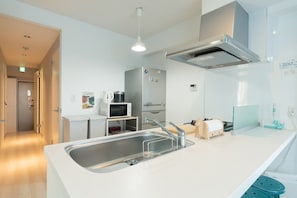 Geladeira, micro-ondas, cooktop, talheres/pratos/utensílios de cozinha