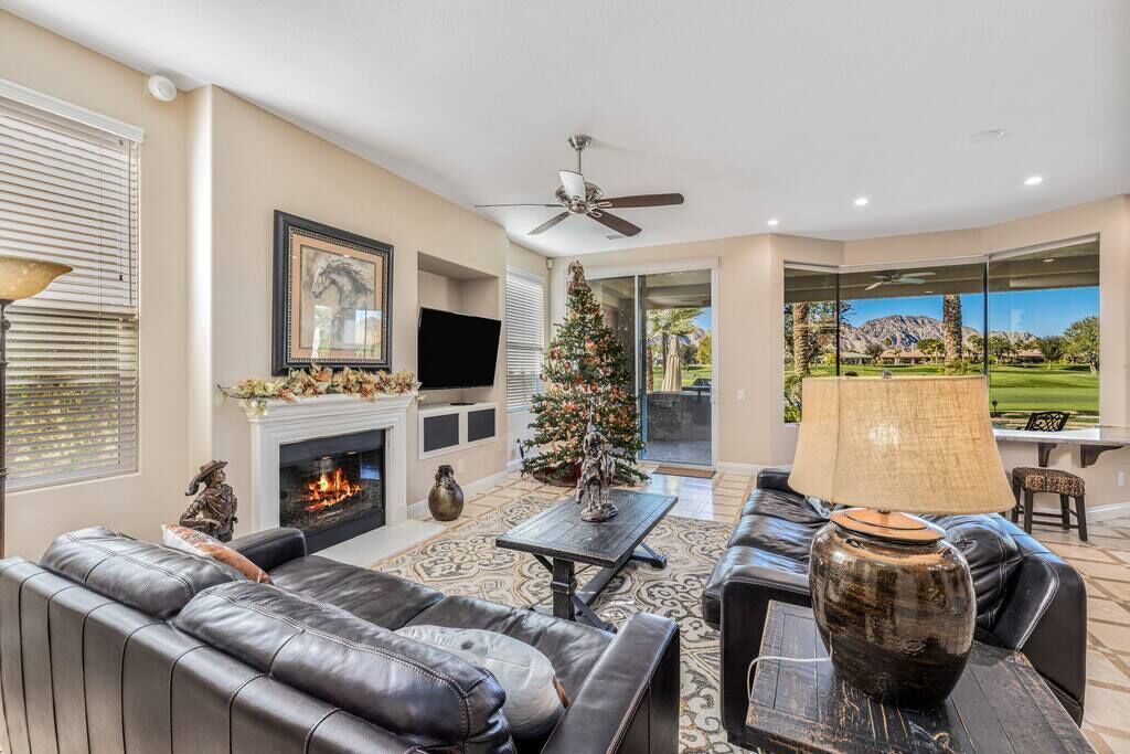 Télévision, cheminée