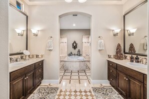 Bathtub, hair dryer, towels - PGA West, private pool and spa outdoor covered TV (La Quinta)