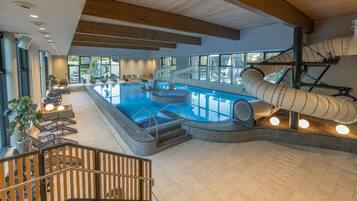 Una piscina cubierta