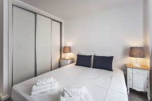 Apartemen Kota, 1 kamar tidur | Seprai premium, busa memori, meja kerja, dan ruang kerja ramah laptop