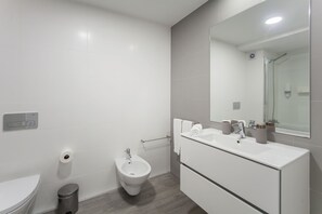 City Apartment, 1 Bedroom | Bathroom | Combined shower/bathtub, hair dryer, bidet, towels