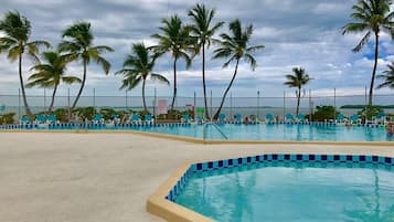 Una piscina al aire libre, una piscina climatizada