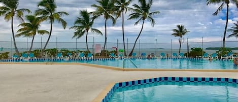 Una piscina al aire libre, una piscina climatizada