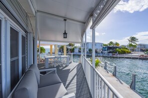 Outdoor dining - Canal front, dockage, 2 bedroom, 2 bath (Cudjoe Key)