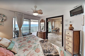 2 soverom, safe på rommet, strykejern/-brett og reiseseng for barn