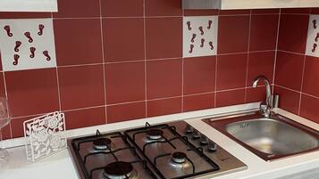 Frigorifero, forno, piano cottura, macchina per tè/caffè