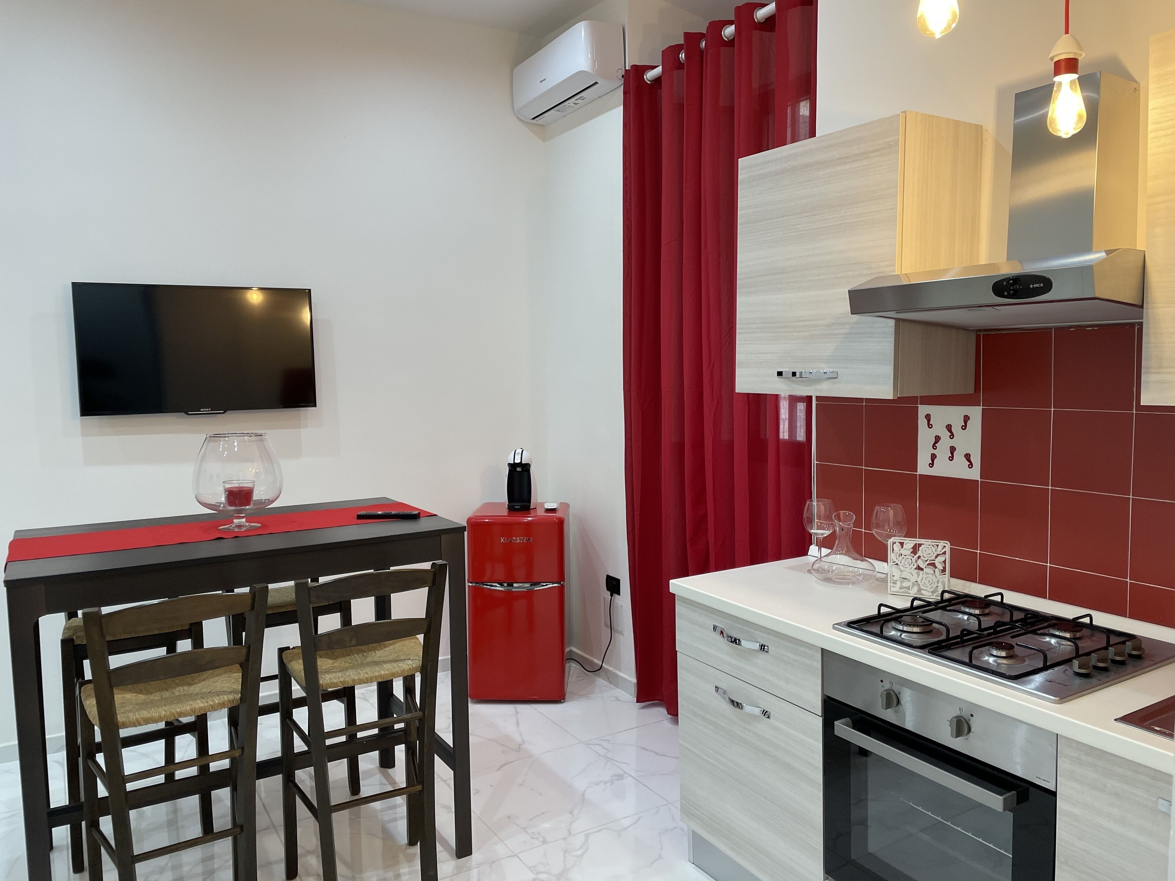 Fridge, oven, stovetop, coffee/tea maker