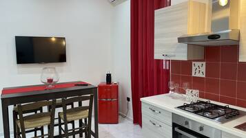 Fridge, oven, stovetop, coffee/tea maker