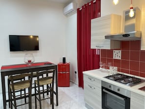 Fridge, oven, stovetop, coffee/tea maker