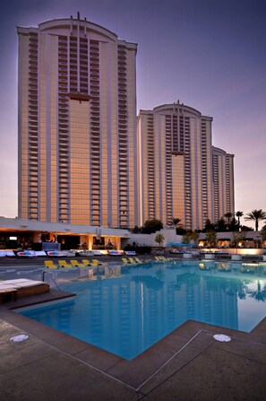 Outdoor pool, pool umbrellas, sun loungers