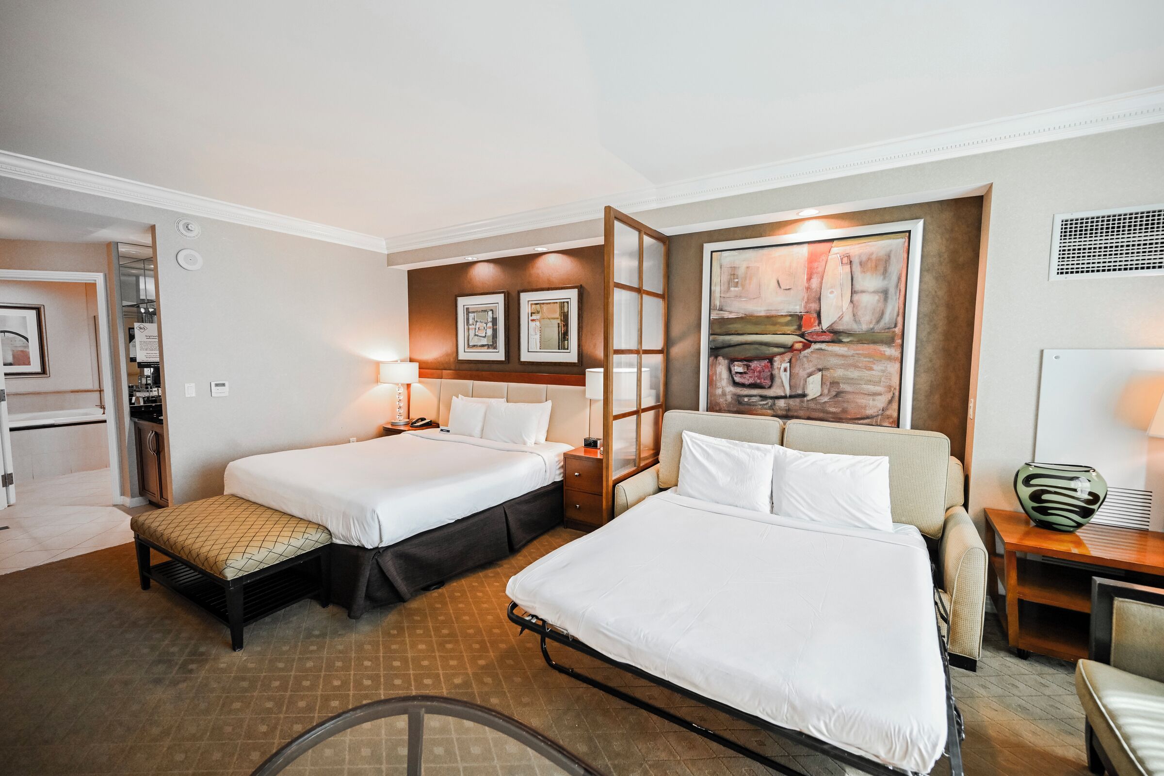 2 間臥室、客房內保險箱、書桌、熨斗/熨衣板