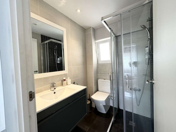 Douche, serviettes fournies