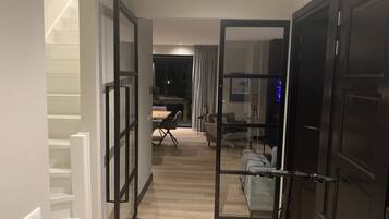 Un intérieur moderne comprenant un escalier, un coin repas et un salon.