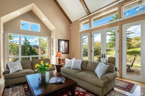 Smart TV, fireplace, table tennis, books - 🎄⛄⛷🌞 NEW! PRIVATE HOME! Views Galore!  Pet-Friendly! 30+ NIGHT STAYS! (Edwards)