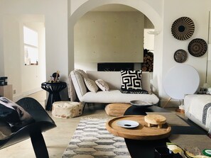 Fernseher, Kamin, DVD-Player, Bücher