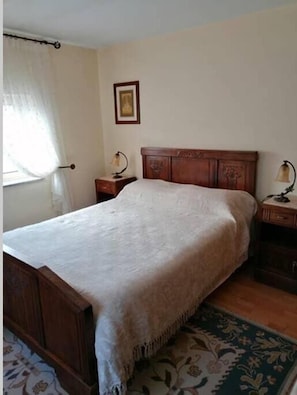 2 bedrooms, iron/ironing board, bed sheets
