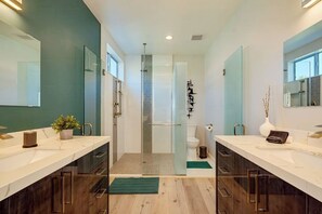 Shower, hair dryer, towels, soap - Palm Springs Paradise view with Large Pool and SPA. (Palm Springs)