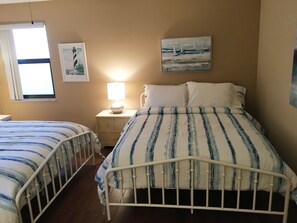 2 slaapkamers, een strijkplank/strijkijzer, gratis wifi, beddengoed