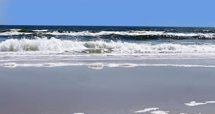 Just Updated - Beach Side Spacious Ground Floor Flat Condo - steps to the beach!