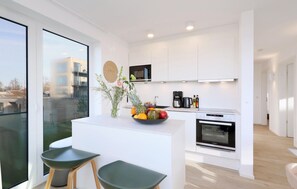 ثلاجة، موقد طهي مسطح، غسالة أطباق، ماكينة لصنع القهوة/الشاي