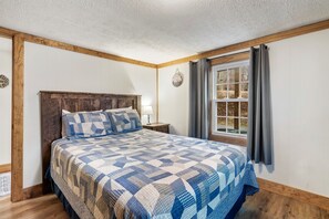 2 bedrooms, iron/ironing board, free WiFi, bed sheets - Dog-Friendly & Close to Pigeon Forge Fun (Pigeon Forge)