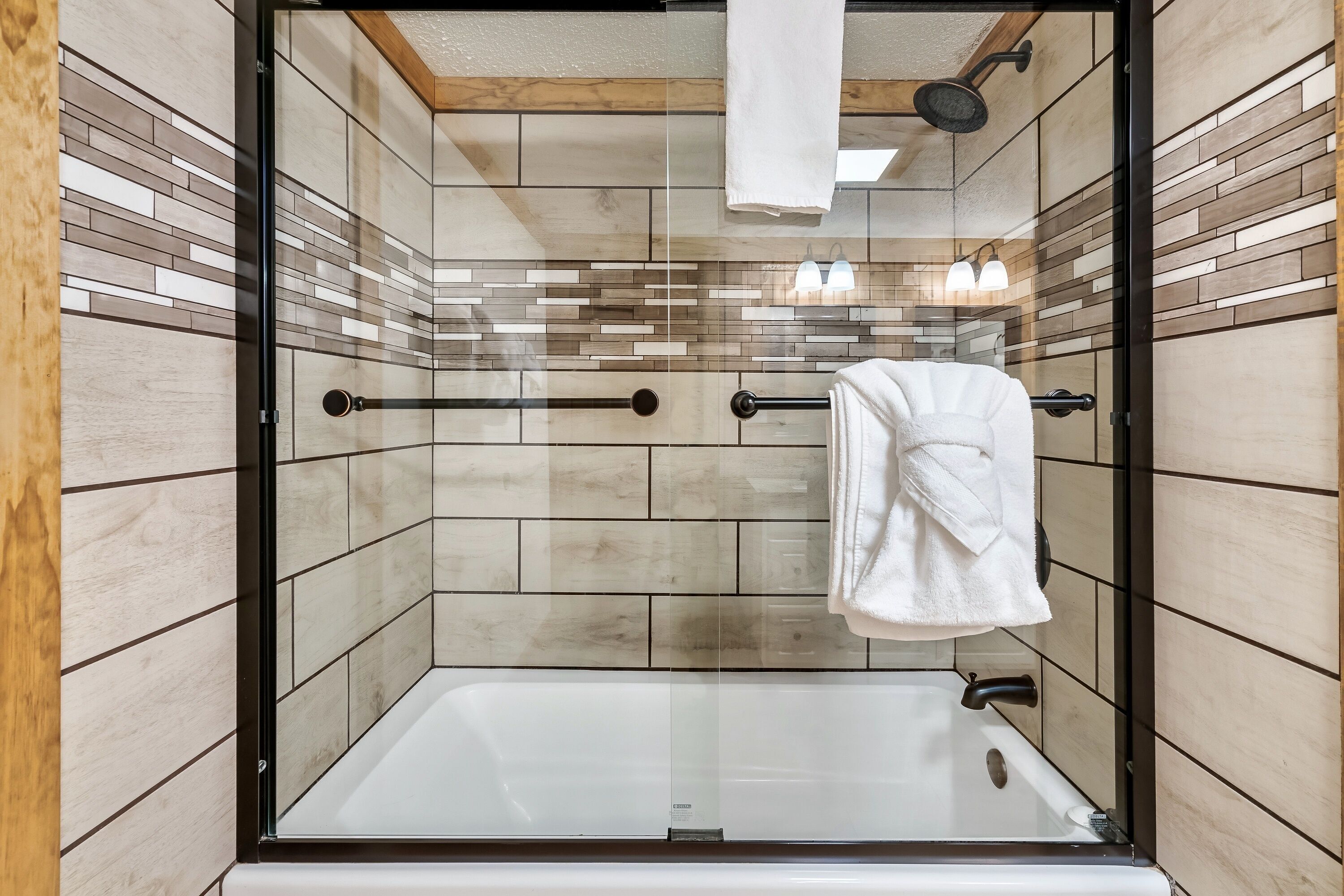 Combined shower/tub, hair dryer, towels