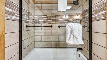 Combined shower/tub, hair dryer, towels