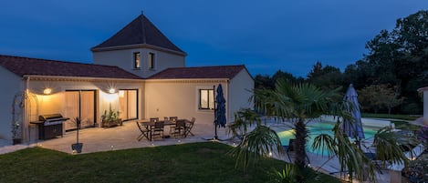 Een buitenzwembad, een verwarmd zwembad