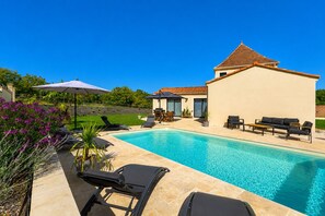 Outdoor pool, a heated pool - La Soara, modern French style home with private heated swimming pool (Sarlat-la-Canéda)