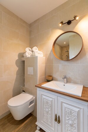 Combined shower/bathtub, towels, toilet paper - La Soara, modern French style home with private heated swimming pool (Sarlat-la-Canéda)