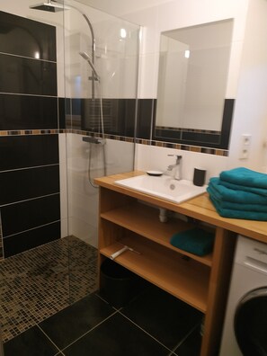 Douche, sĂšche-cheveux, serviettes fournies