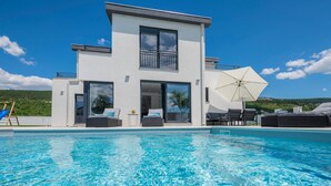 A modern two-story house with a swimming pool in front. - Lovely home in Donji Prolozac (Donji Prolozac)