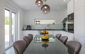 Kjøleskap, ovn, kokeplater og oppvaskmaskin