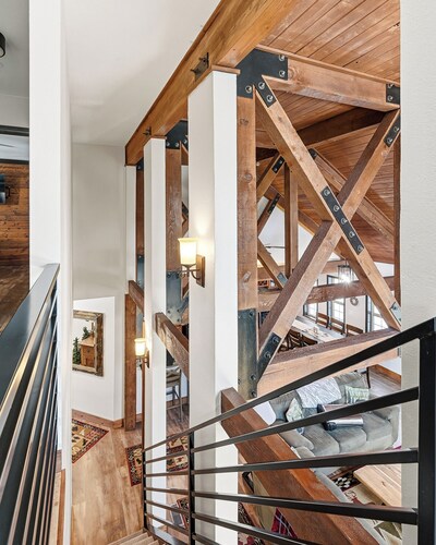 Spacious Cabin Perfect for Families & Ski Getaways with Game Room