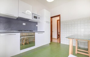 Réfrigérateur, four à micro-ondes, surface de cuisson, lave-vaisselle