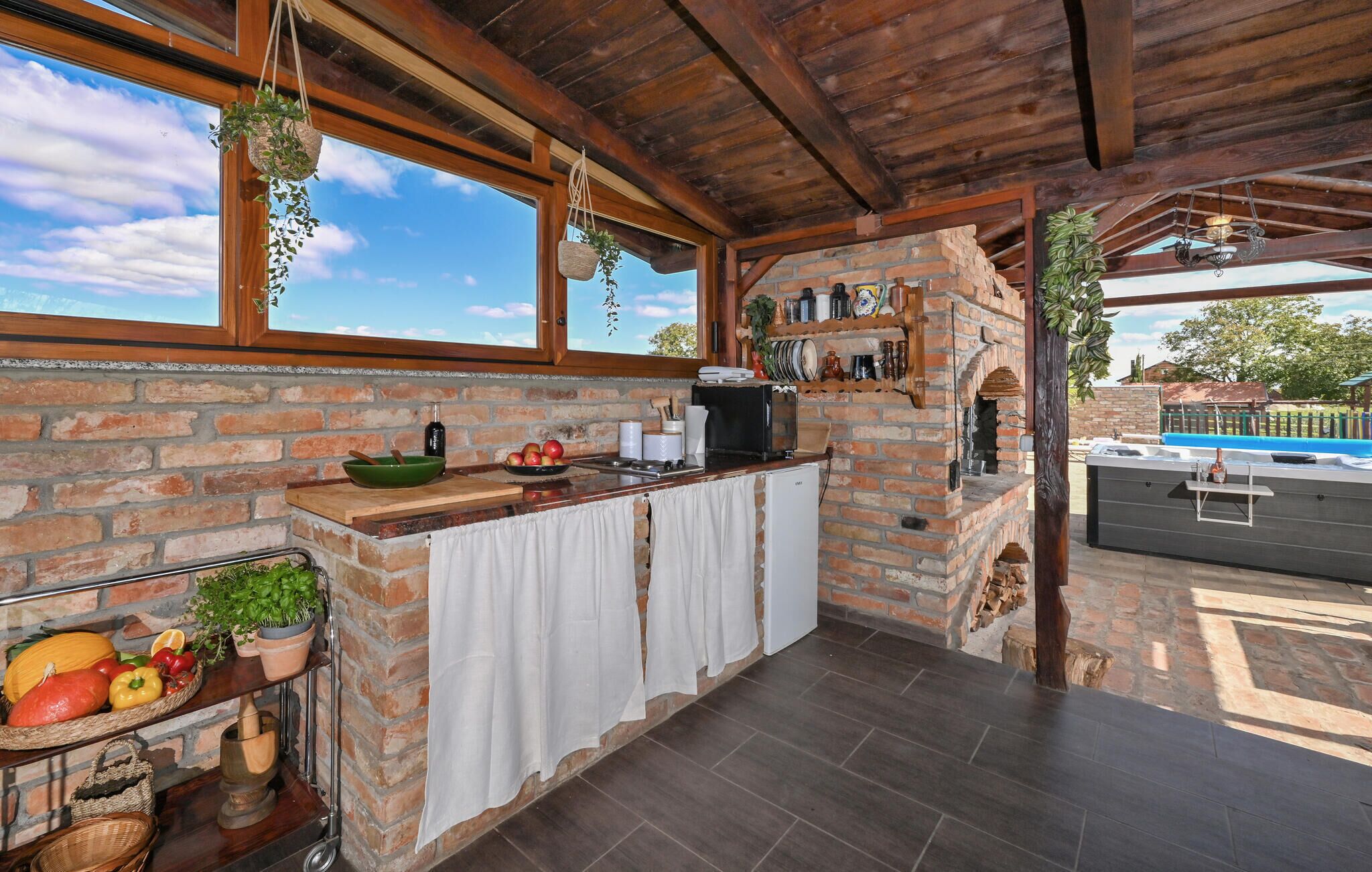 Een koelkast, een oven, een kookplaat, een vaatwasser